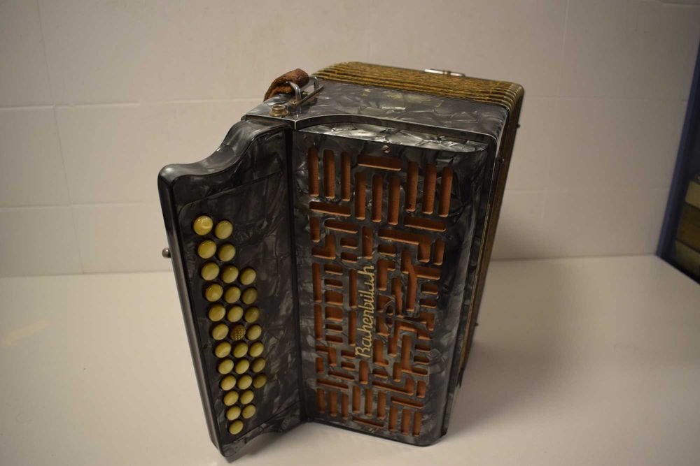 Concertina da Marca Bachenbulach Tel 3 voz