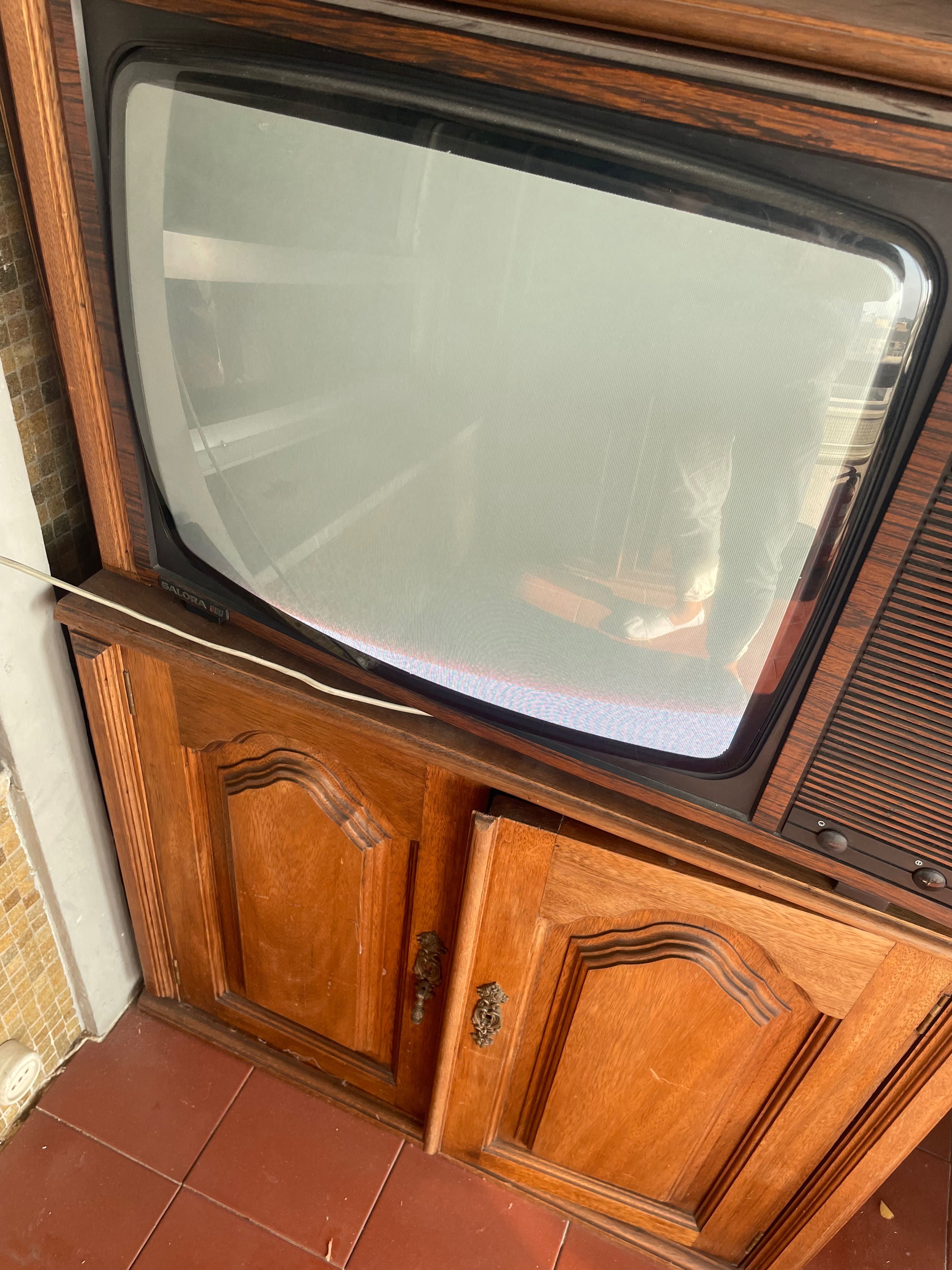 Televisão a cores, da Salora, dos anos 80, a funcionar