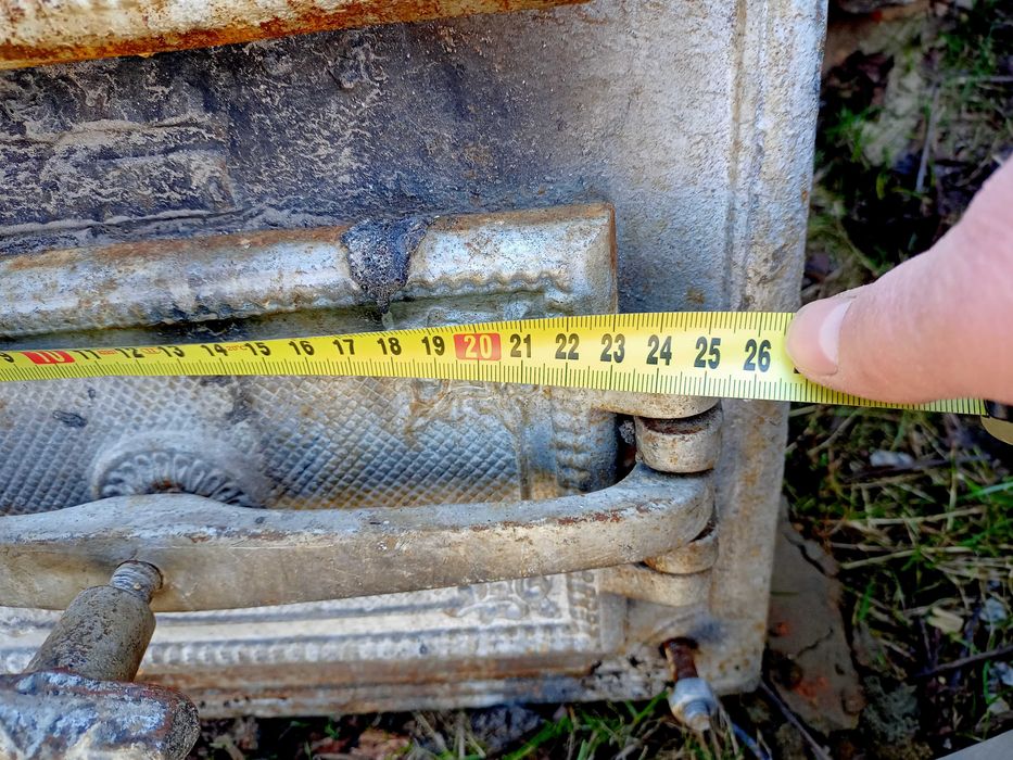 Żeliwne drzwiczki do pieca.