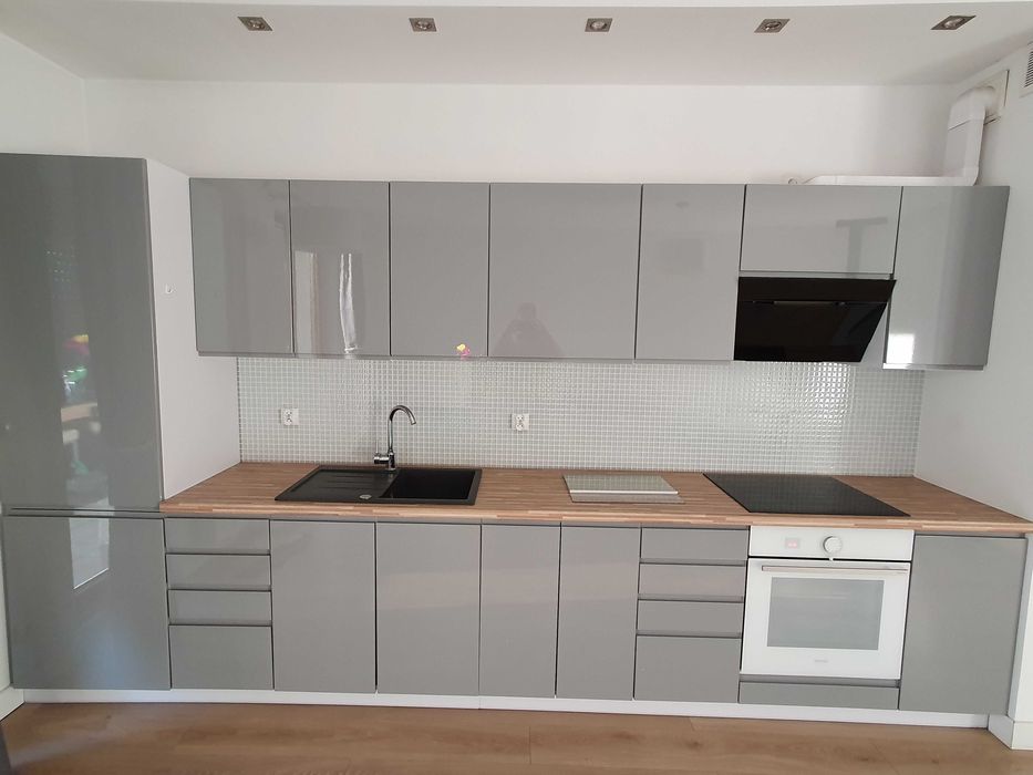 Nowoczesna kuchnia z pełnym wyposażeniem