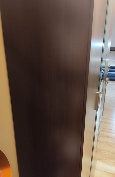 Używana szafa z lustrem