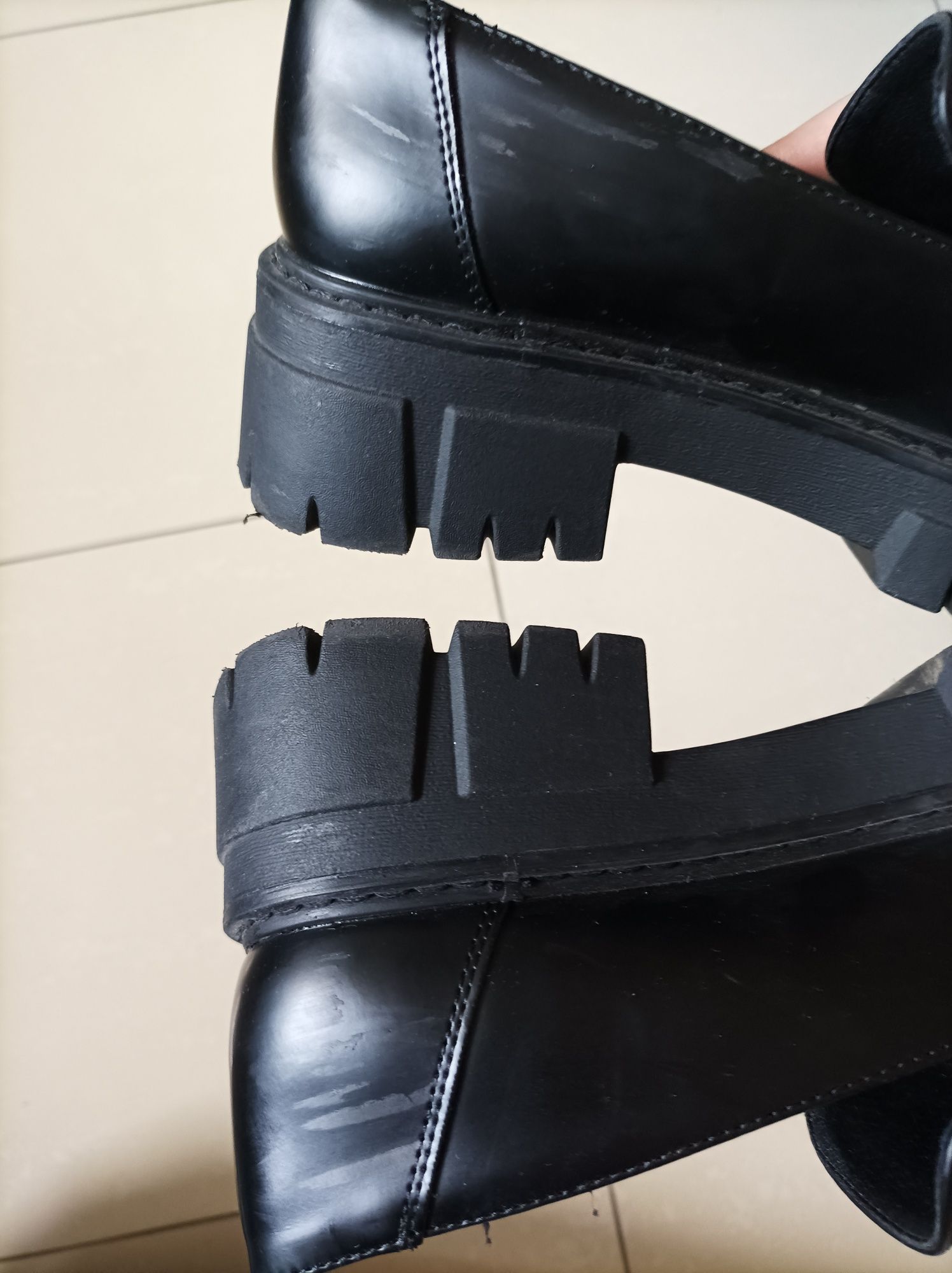 Czarne mokasyny Catwalk ze złotym łańcuszkiem rozm. 37