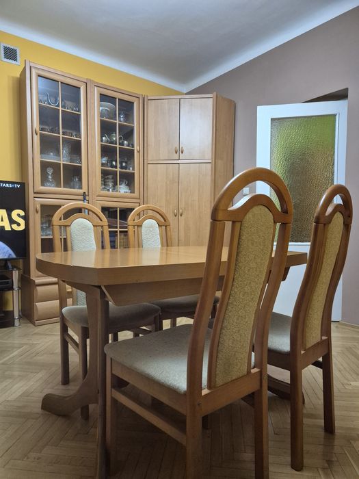 Stół rozkładany z krzesłami