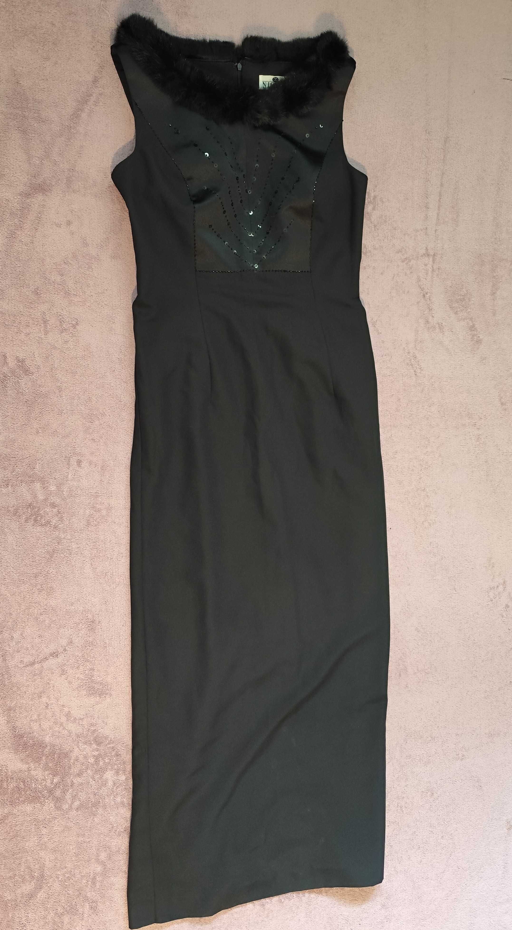 Vestido Preto Clássico com Gola de Pelo e Paetês