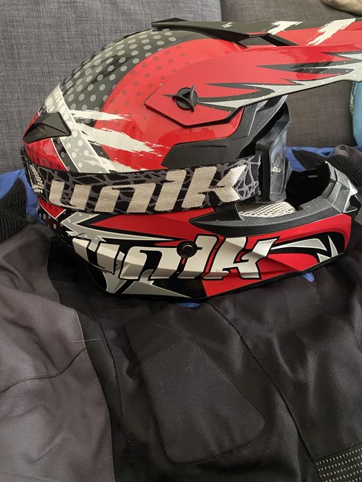 Capacete, casaco e óculos de mota