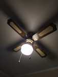 Lampa sufitowa z wentylatorem.