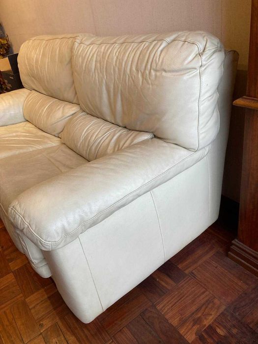Sofa e poltronas em pele 1 sofa bege e 2 poltronas castanhas