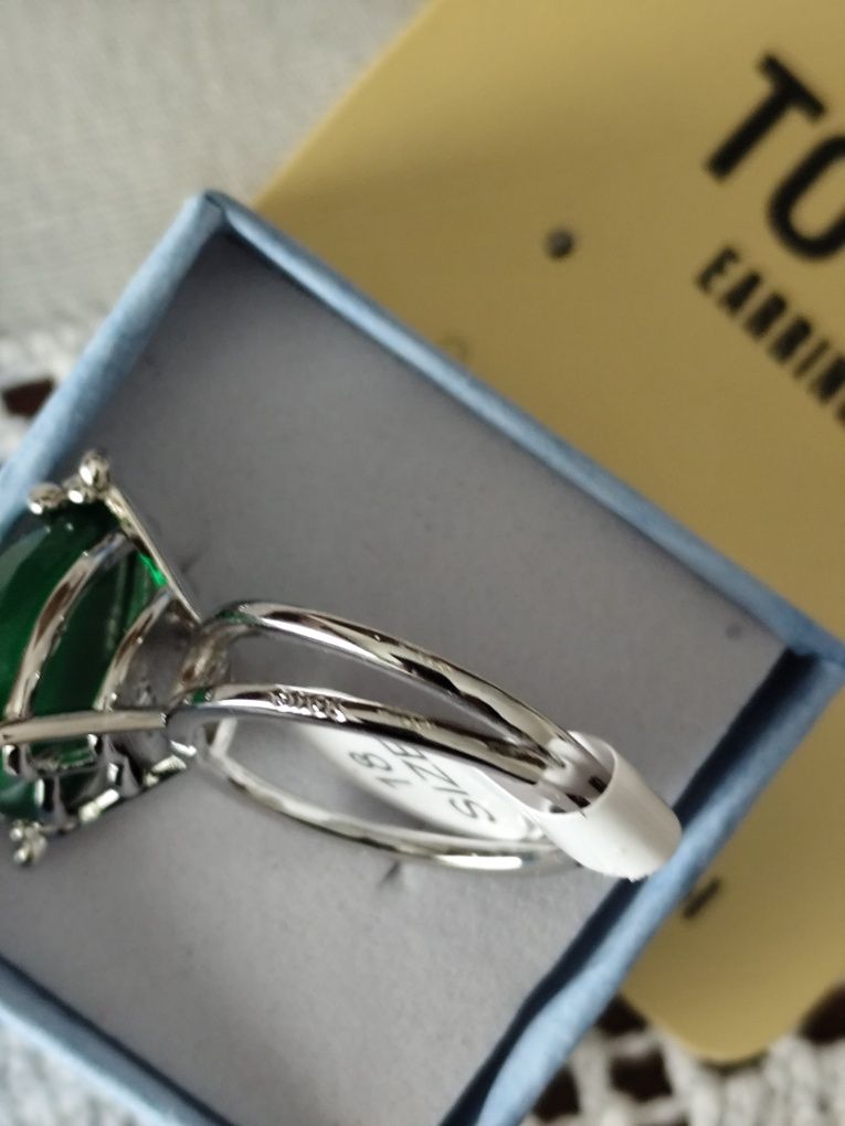 Anel Tous nr 19 prateado com pedra verde