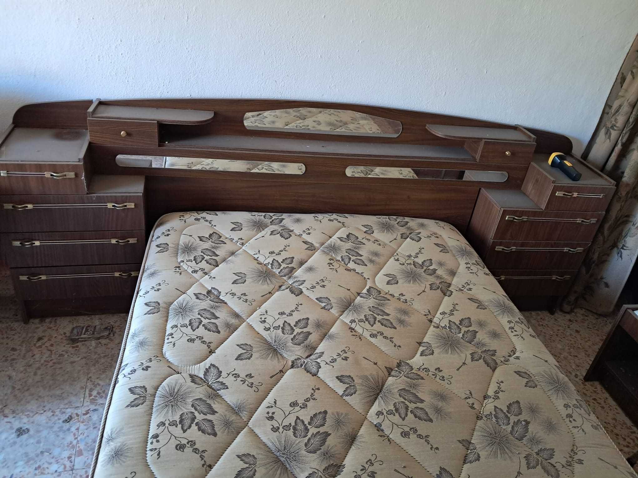 Cama com colchão (ainda embalado) e mesas de cabeceira