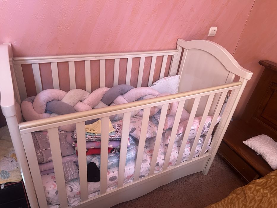 Дитяче ліжечко з подушками і матрацом
