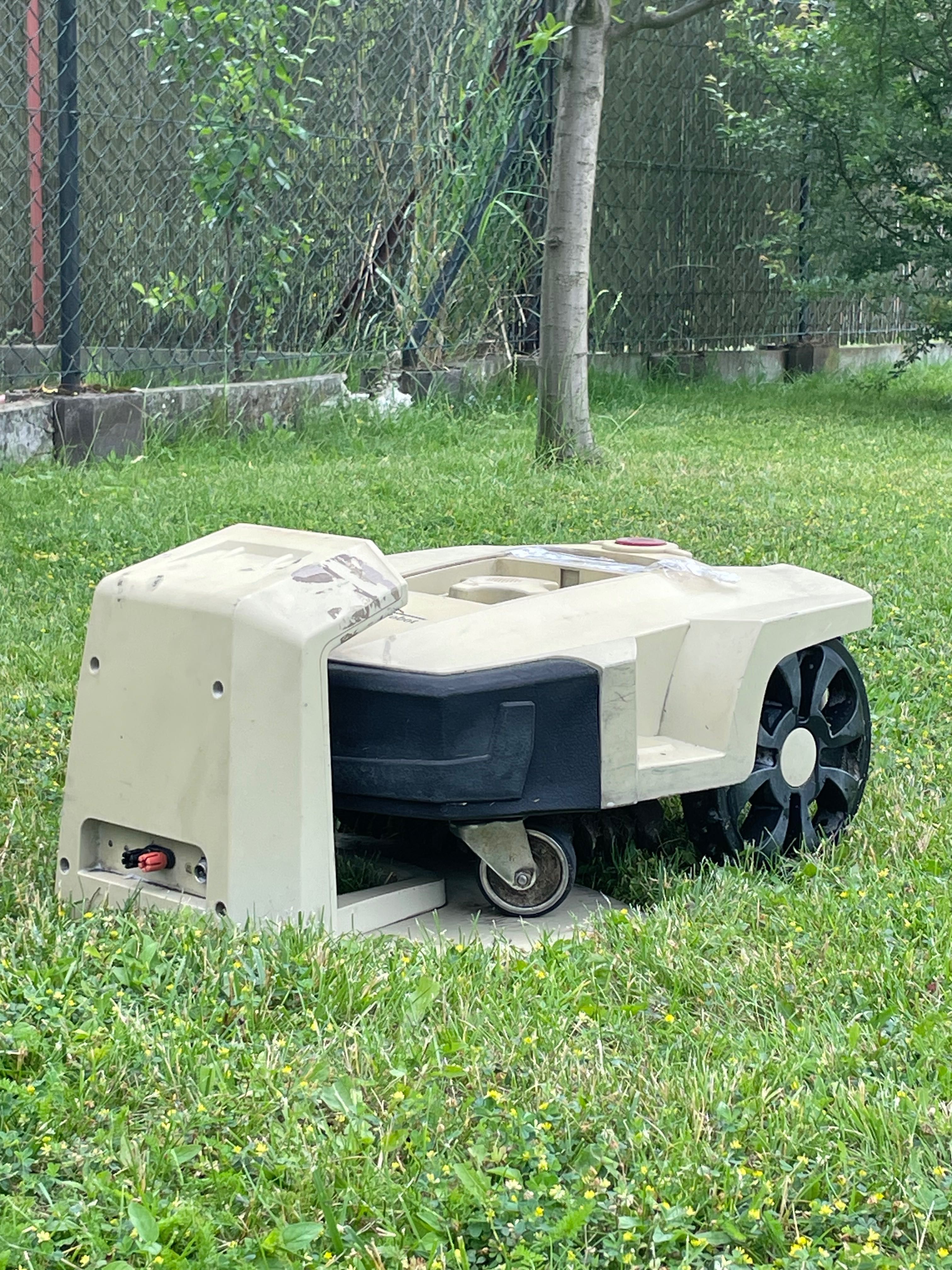 Robot koszący season robot