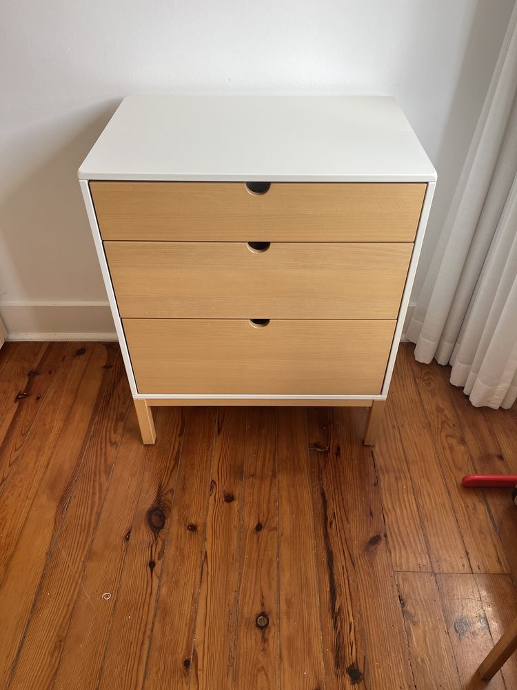Stokke cómoda e muda fraldas