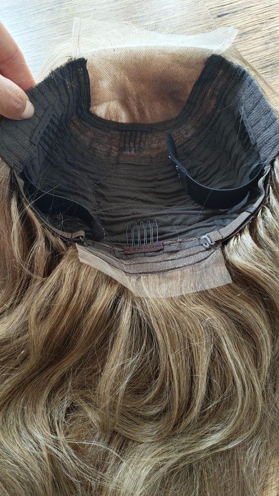 Piękna peruka naturalna lace-front piaskowy blond.