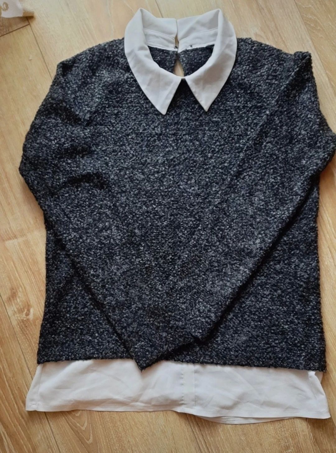 Sweter z białym kolnierzykiem