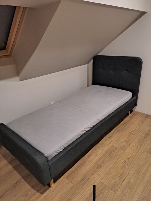 Tapicerowane łóżko ze stelażem 90 x 200 cm materac Gratis