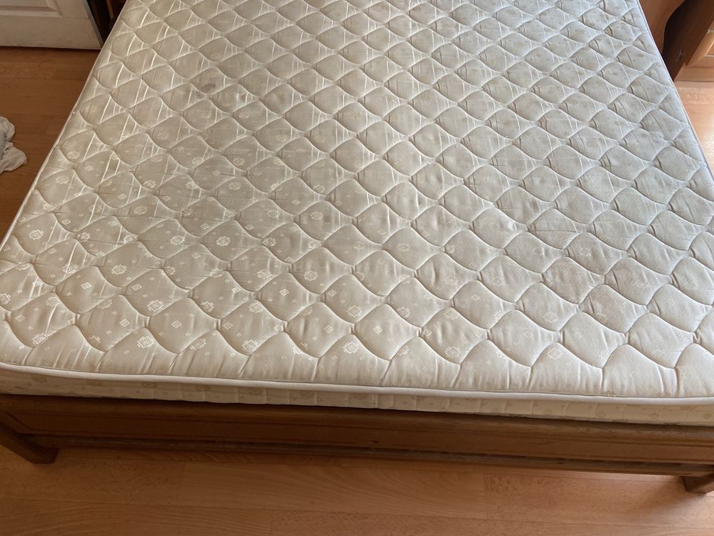 Дубовая кровать с матрасом