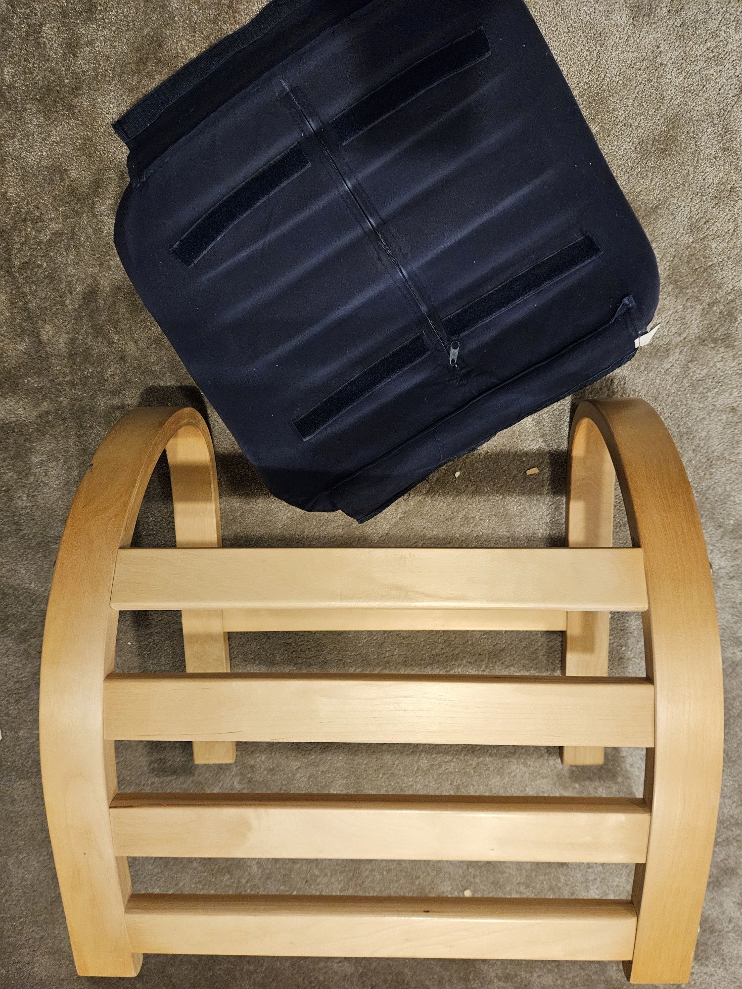 Fotel ze sklejki z podnóżkiem
