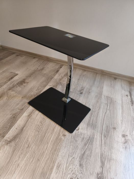 Czarny szklany stolik pod laptopa