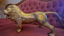 Leão em "brass" com 95cm de cumprimento.