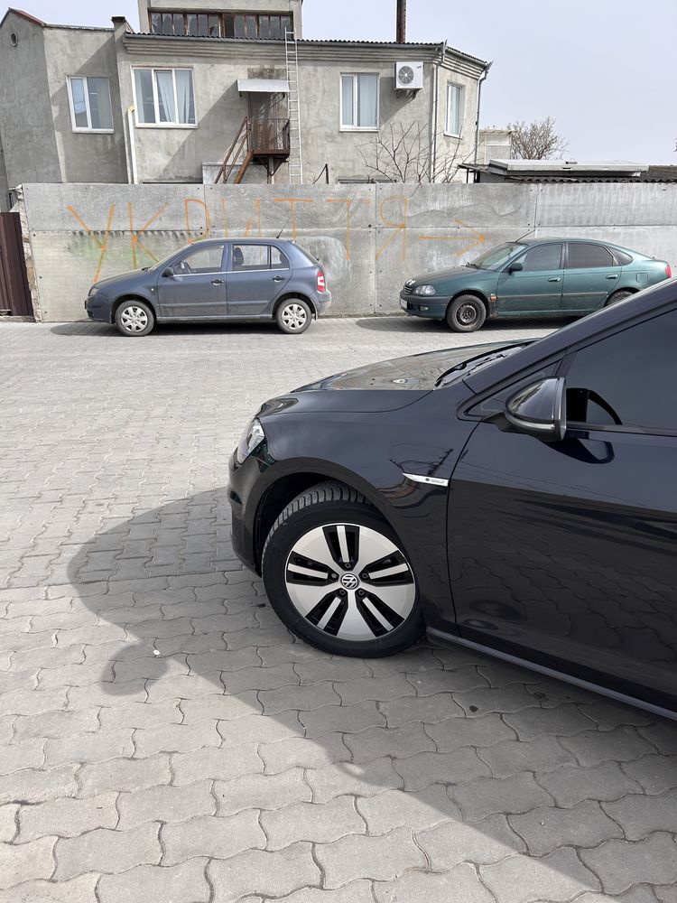 Volkswagen E-Golf 24.2kWh 116к.с. 2015 рік випуску чорний