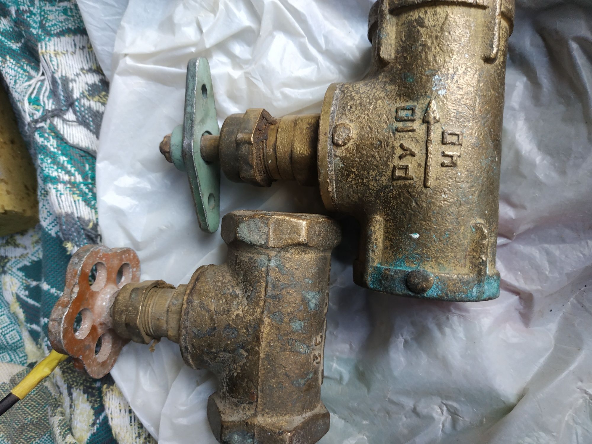 Крани водяні нові і б у чавуні і бронзові 32 40 50