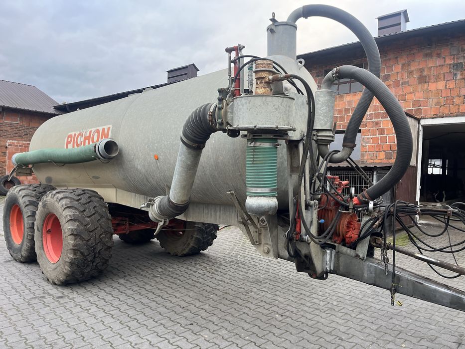Beczka beczkowóz asenizacyjny  Pichon 12000 litrów ramię hydrauliczne