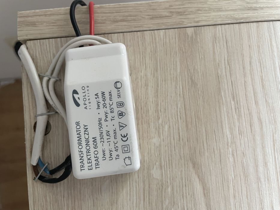 Biurko z 4 szufladami i dodatkową półką