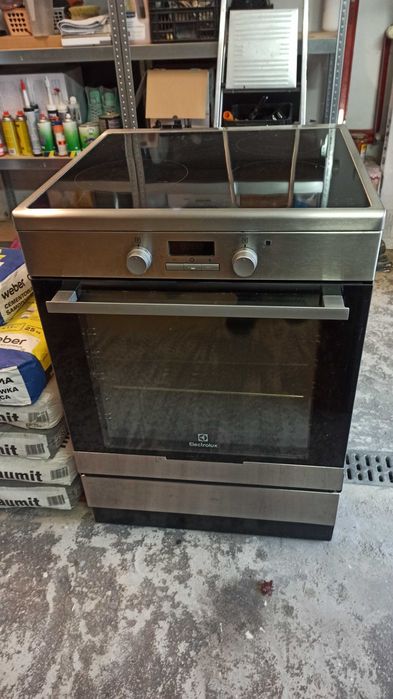 Kuchnia indukcyjna Electrolux wolnostojąca z piekarnikiem EKI6451AOX