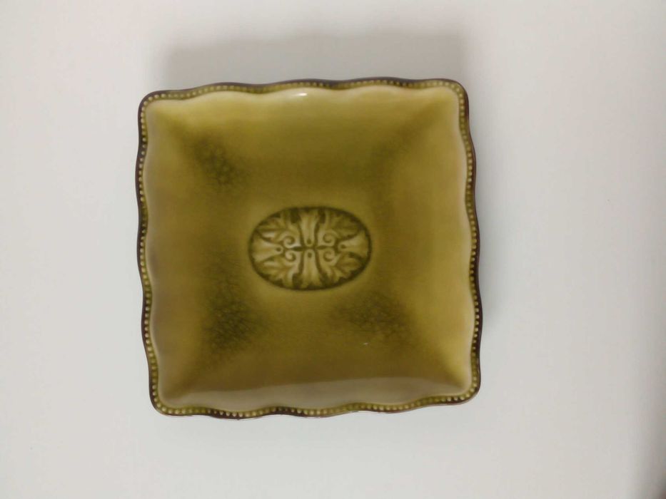 Prato quadrado, usado