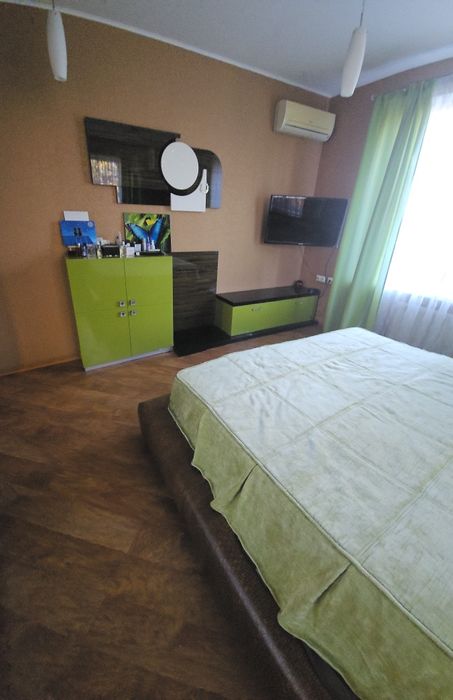 Спальня комод ліжко шафа-купе пуф