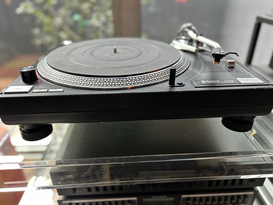 Gira discos Sherwood PM9800 em bom estado.