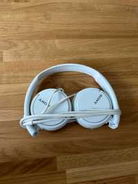 Białe słuchawki nauszne Sony