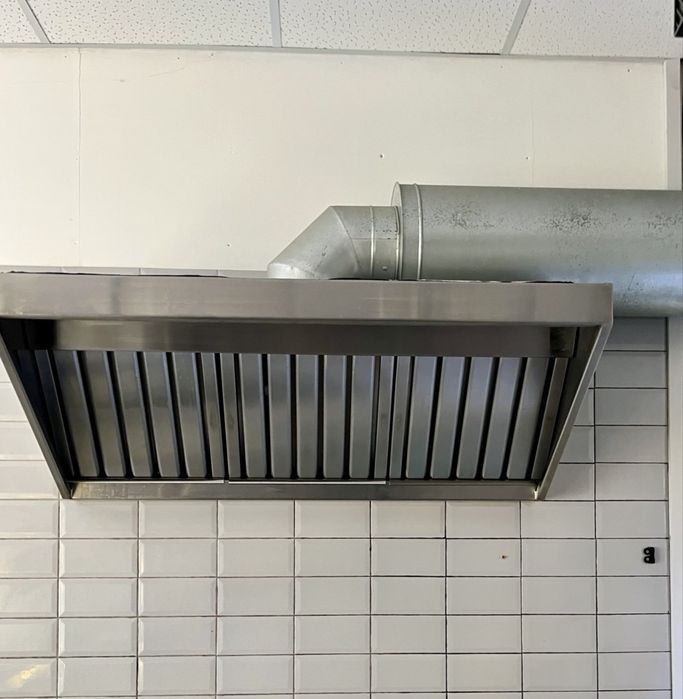 Витяжний зонт з мотором і глушником