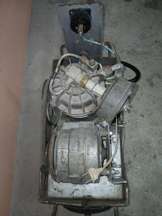 Продам  компресор 220в