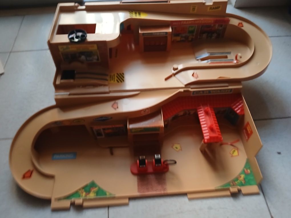 Hot wheels service center foldaway garage