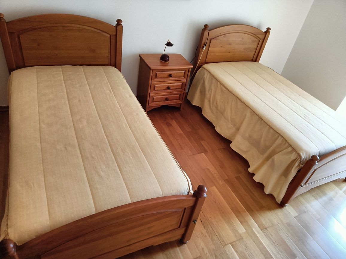 2 camas, colchões e mesa de cabeceira