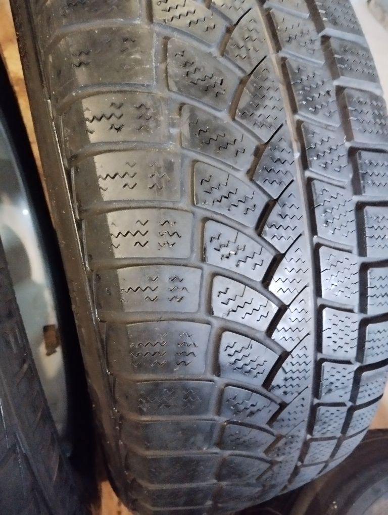 Пара зимових шин Continental 235/65/17