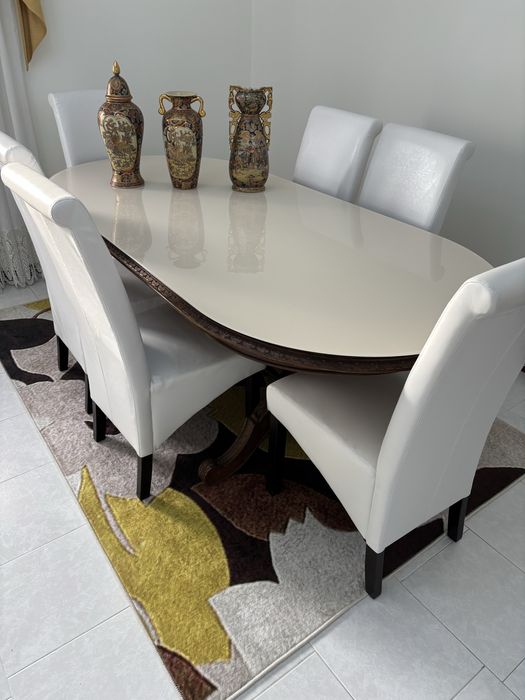 Mesa e cadeiras usadas