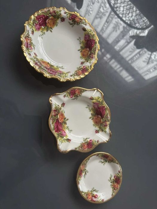 Посуд з кістяного фарфору Royal Albert Old Country Roses, Англія