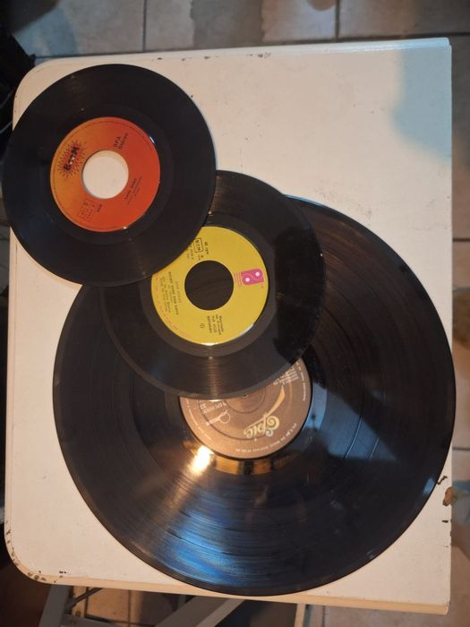 Gira discos com duas colunas e 3 discos . Gira discos a funcionar.