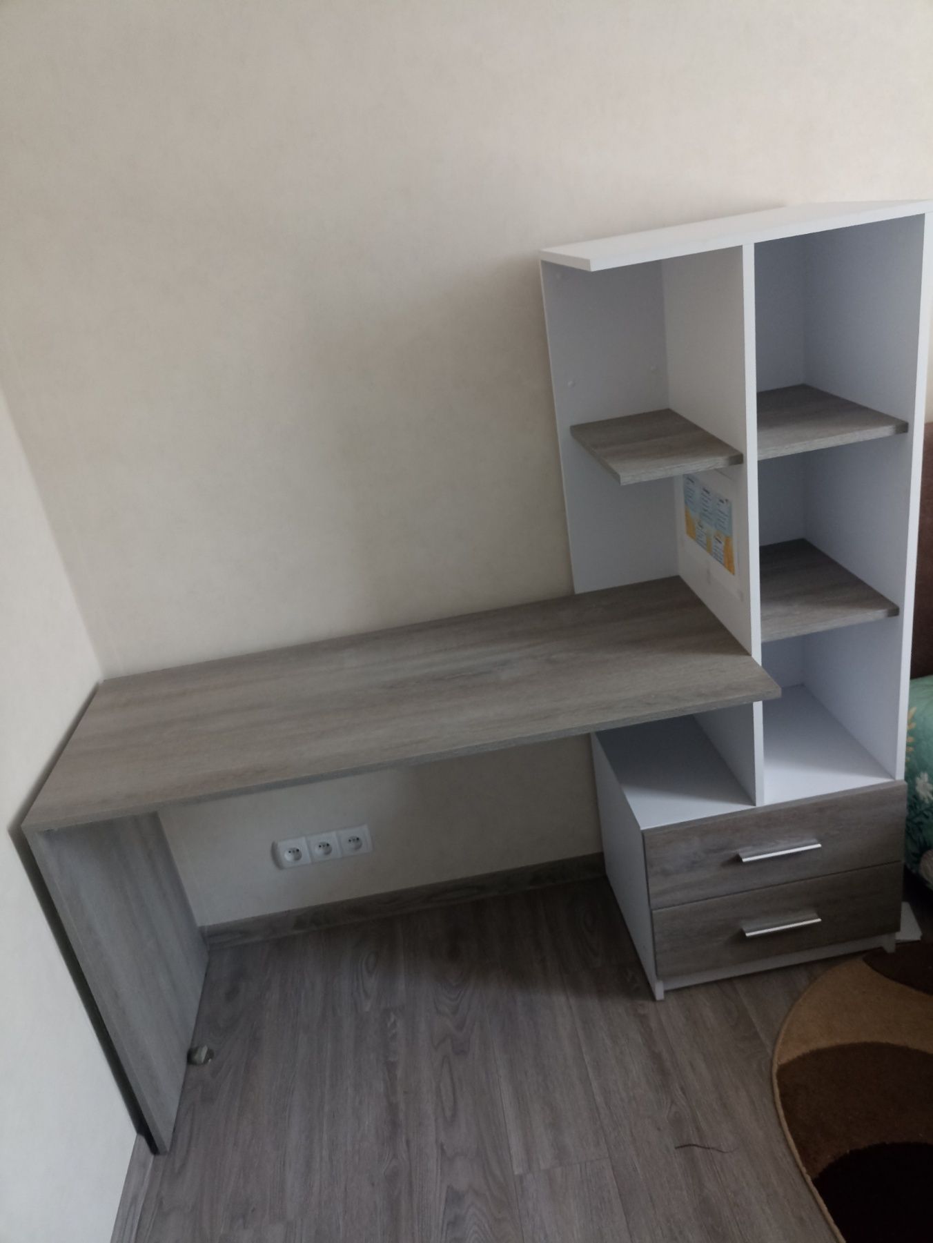 Продам сучасний письмовий стіл