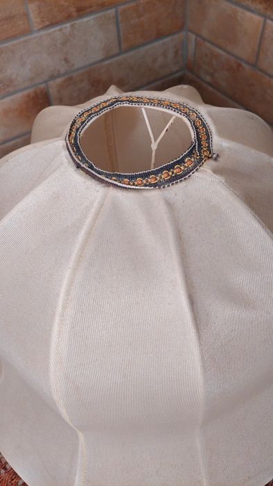 Retro materiałowy abażur z frędzlami – vintage klimat
