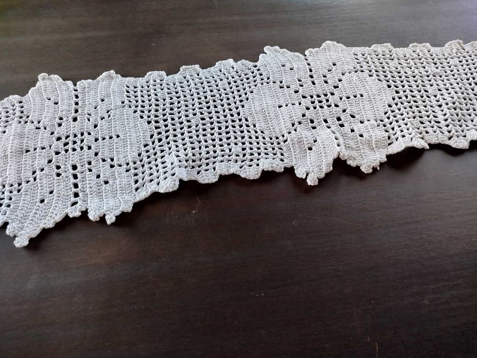 Uma toalha retangulares de mesa em crochê