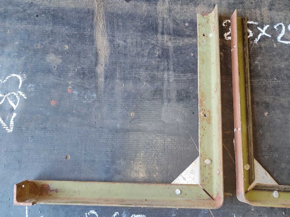 Уголок для полки