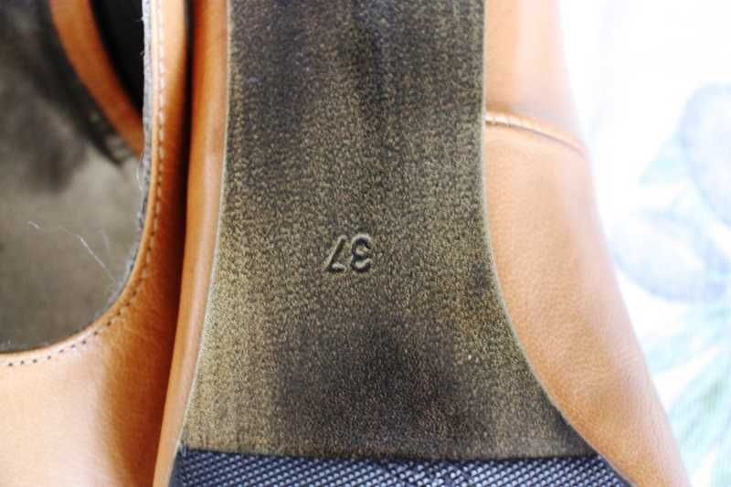 Sandálias peep toe em pele cor caramelo com meias solas novas t. 37