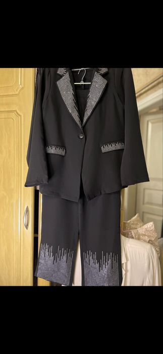 Костюм брючный с камнями