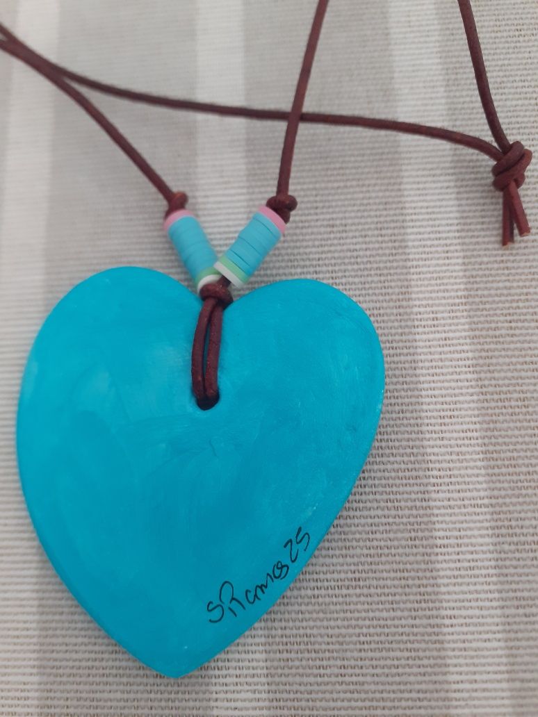 Colar novo e original com pendente azul coração de cerâmica fria