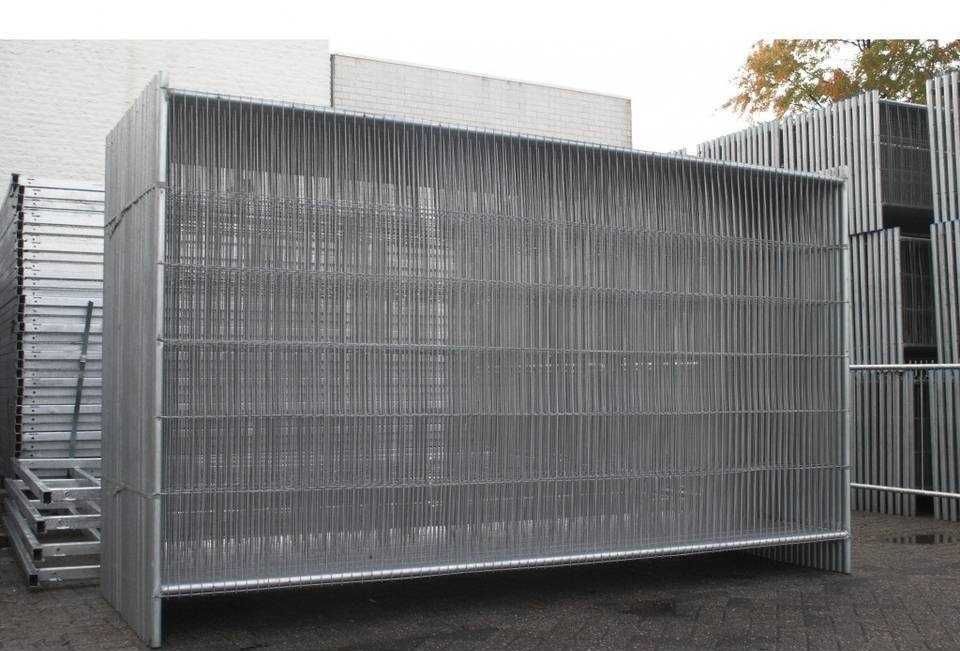 Płot tymczasowy ogrodzenie na plac z choinkami na budowę FV