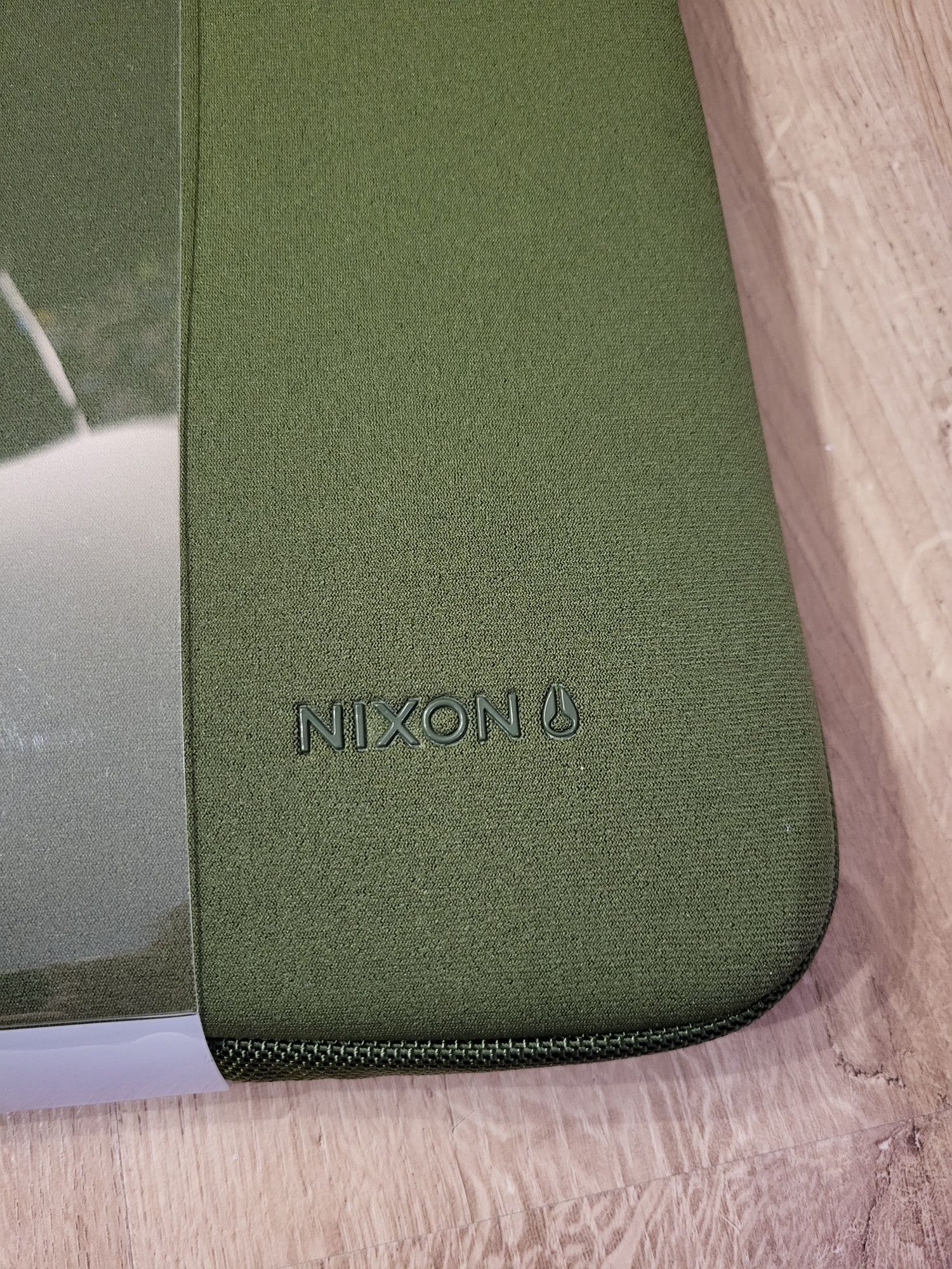 Etui na laptopa 17' Nixon nowe