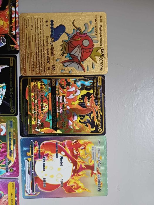 Klaser i 270 kart złotych, srebrnych , granatowych Pokemon